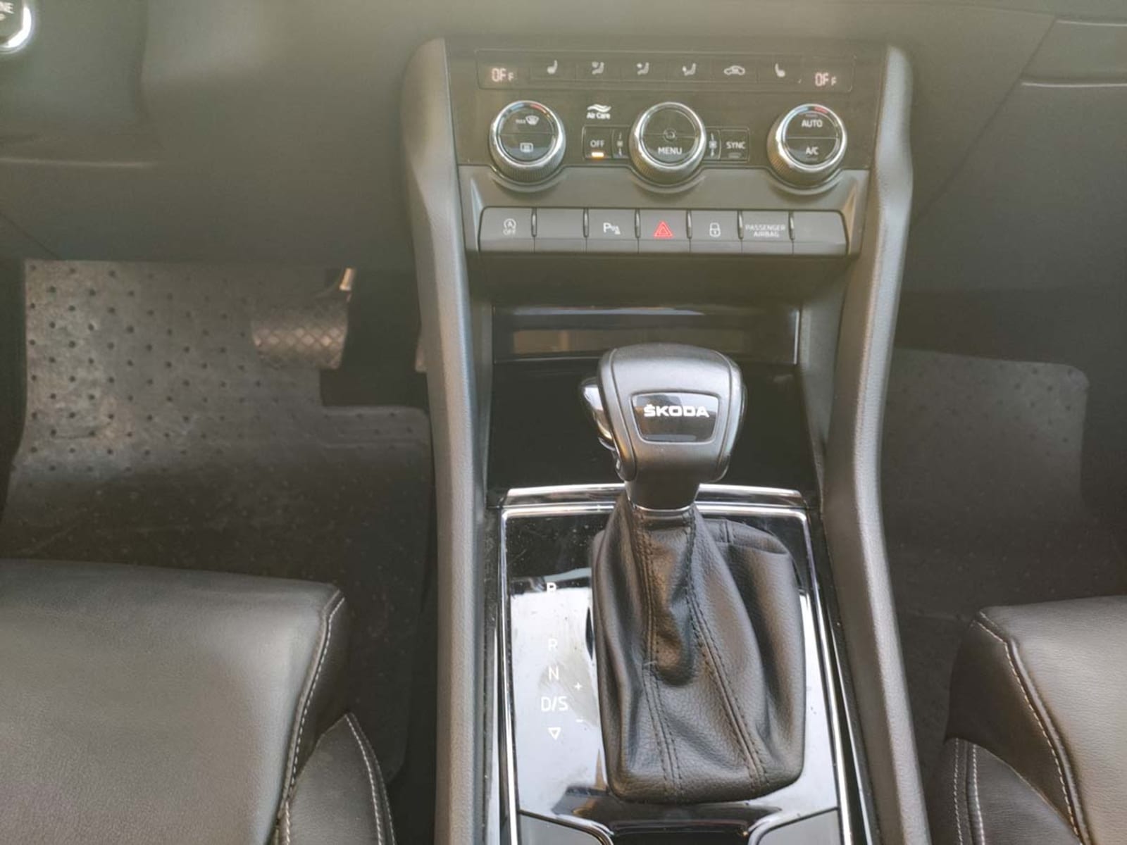 SKODA KAROQ TSI 1.4 AUT 2024 - Imagen 8 de 14