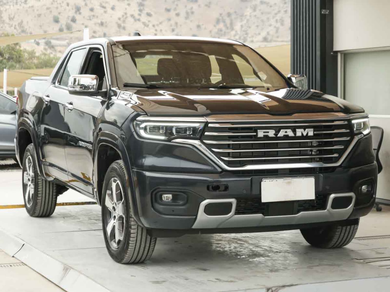 RAM RAMPAGE LARAMIE 2.2 DIESEL 200 HP 4X4 AT 2026 - Imagen 3 de 14