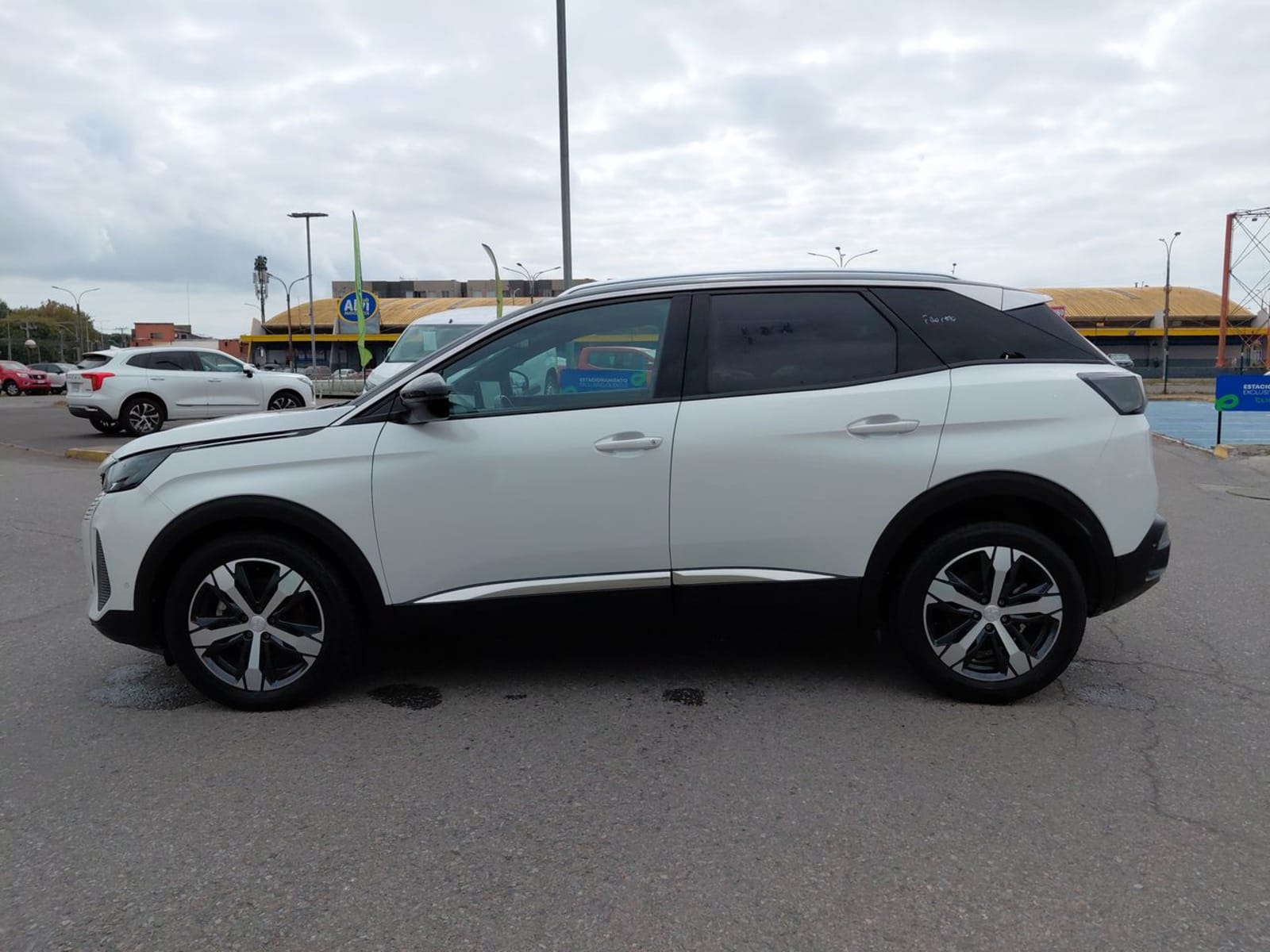 Peugeot 3008 1.5 Allure Pack Bluehdi 130 4x2 Eat8 5p 2024 - Imagen 4 de 8