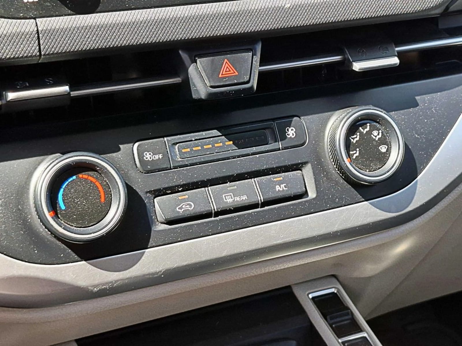 KIA CARENS LX 1.5 2023 - Imagen 15 de 16