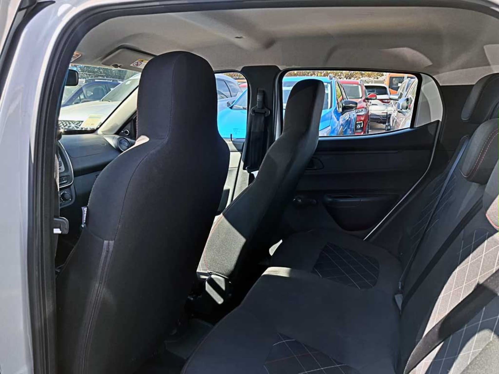 RENAULT KWID (IN) 1.0 HB ZEN MT 2024 - Imagen 11 de 17