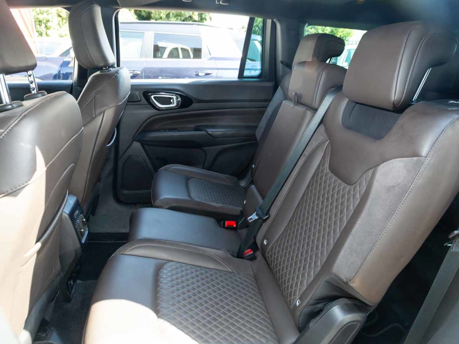 JEEP COMMANDER OVERLAND 1.3T 2023 - Imagen 11 de 15