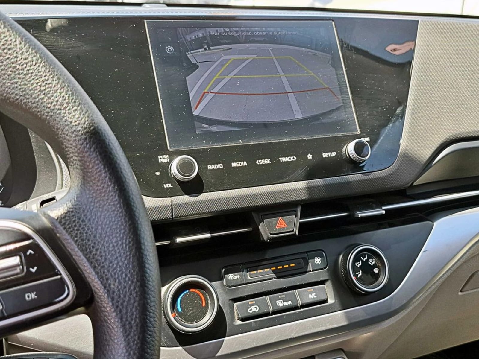 KIA CARENS LX 1.5 2023 - Imagen 18 de 19