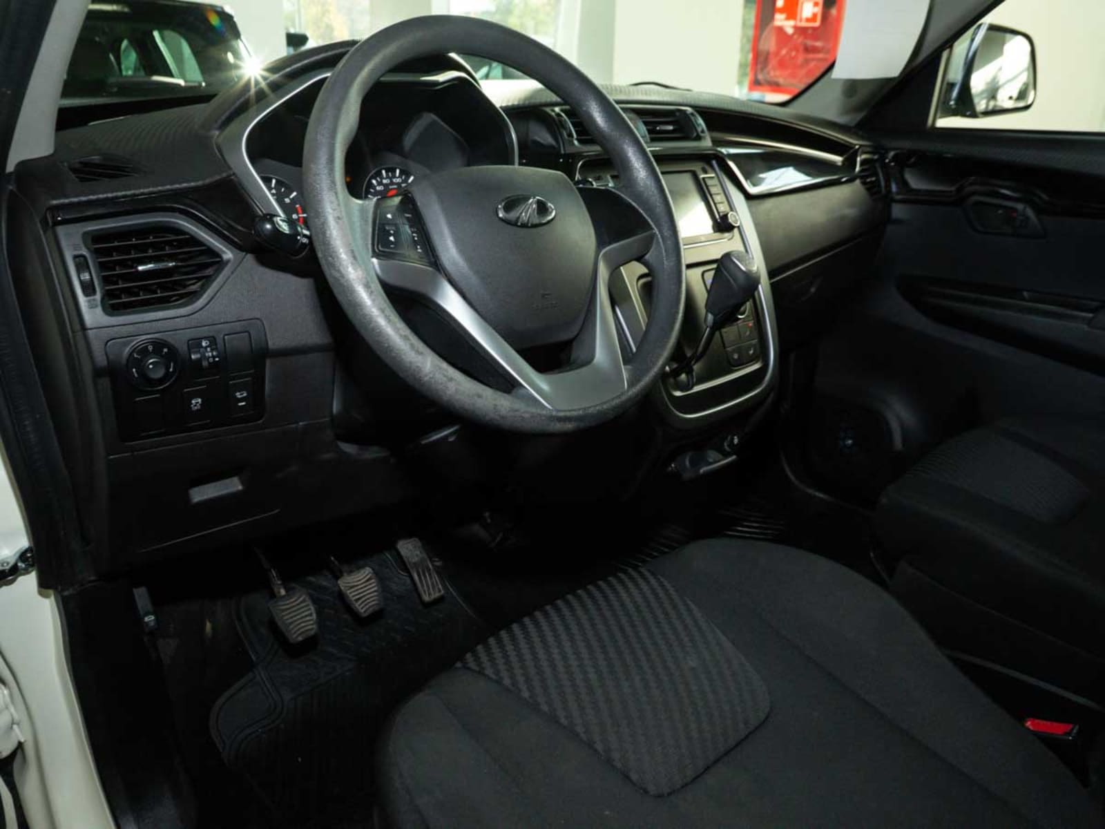 MAHINDRA KUV 100 MT DELUXE 2022 - Imagen 8 de 13