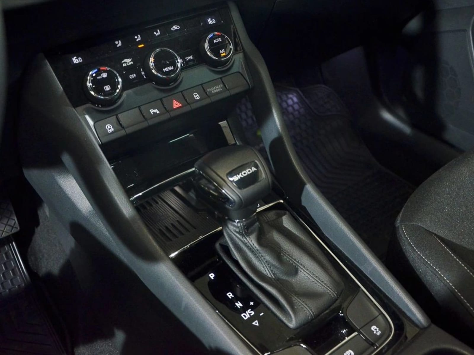 SKODA KAROQ 1.4 TSI AT - Selection 2025 - Imagen 9 de 14