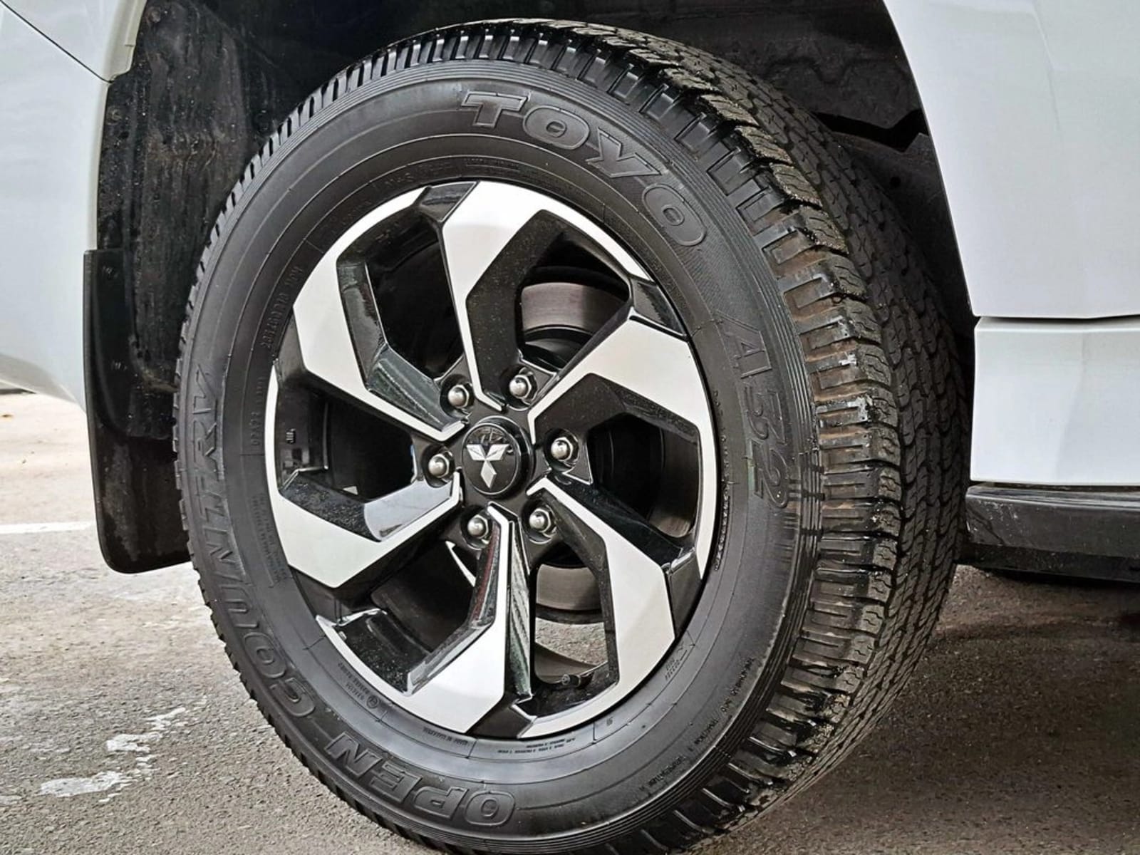 MITSUBISHI MONTERO SPORT 3.0 AT 4X4 2025 - Imagen 4 de 20