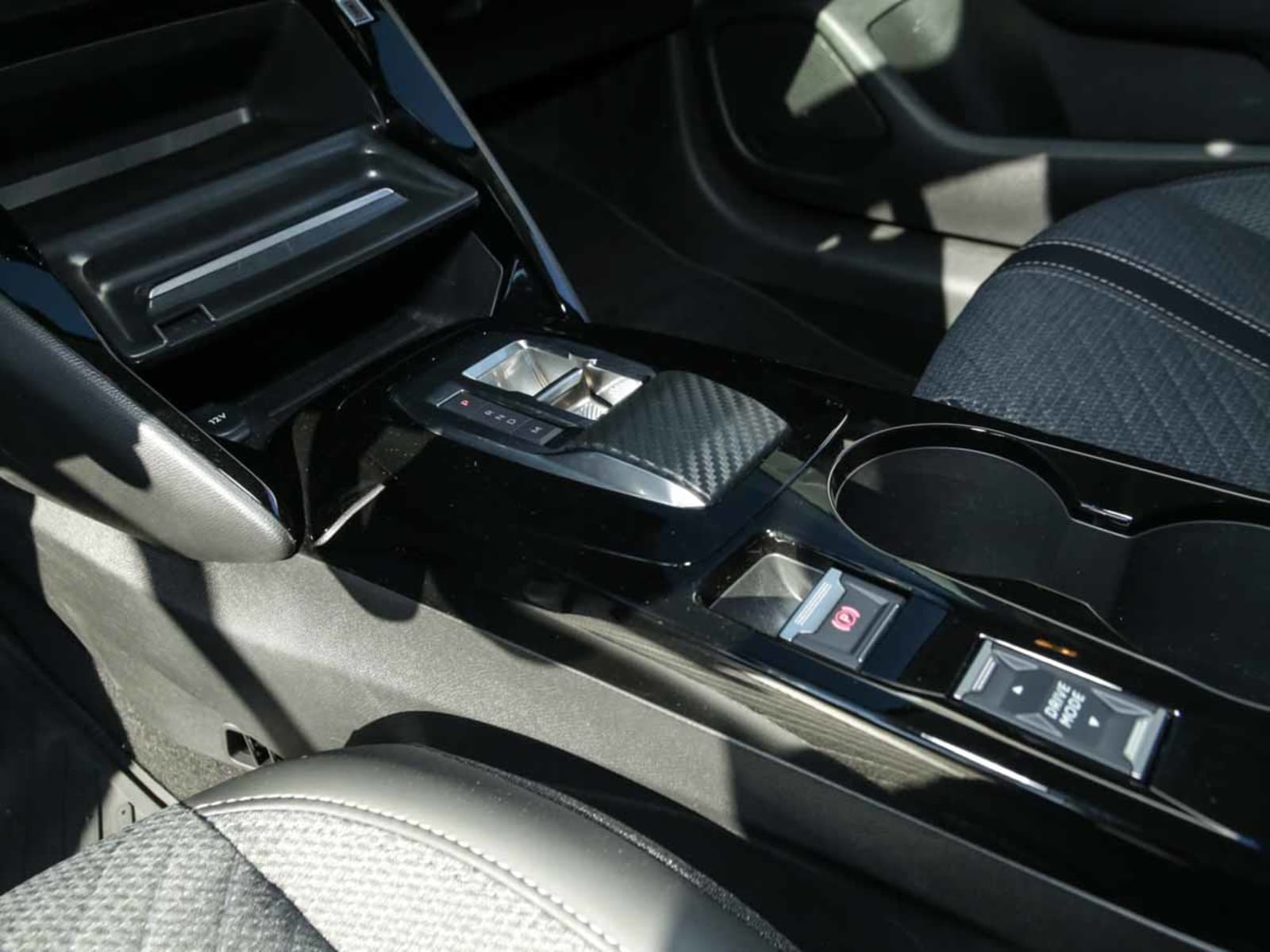 PEUGEOT 208 MCA ALLURE HYBRID 136HP AT 2025 - Imagen 9 de 13