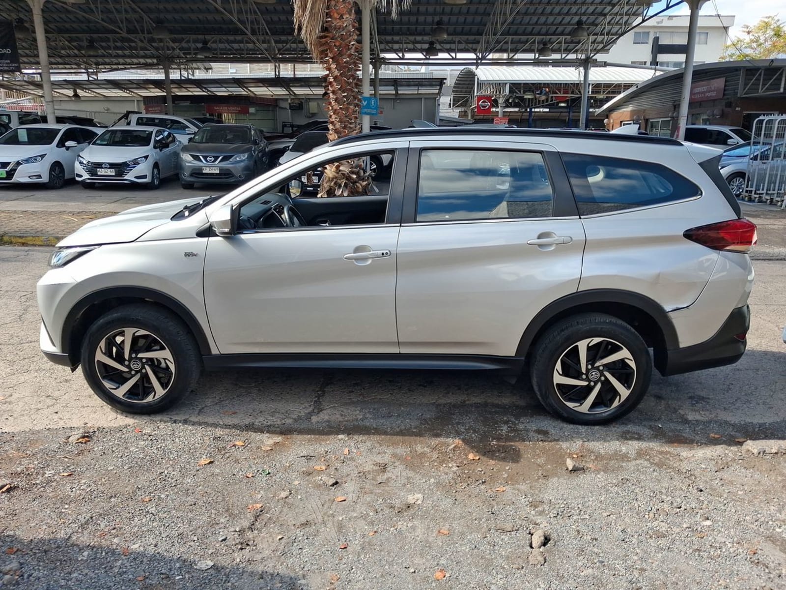 Toyota Rush 1.5 Xli 4x2 Mt 5p 2022 - Imagen 4 de 8
