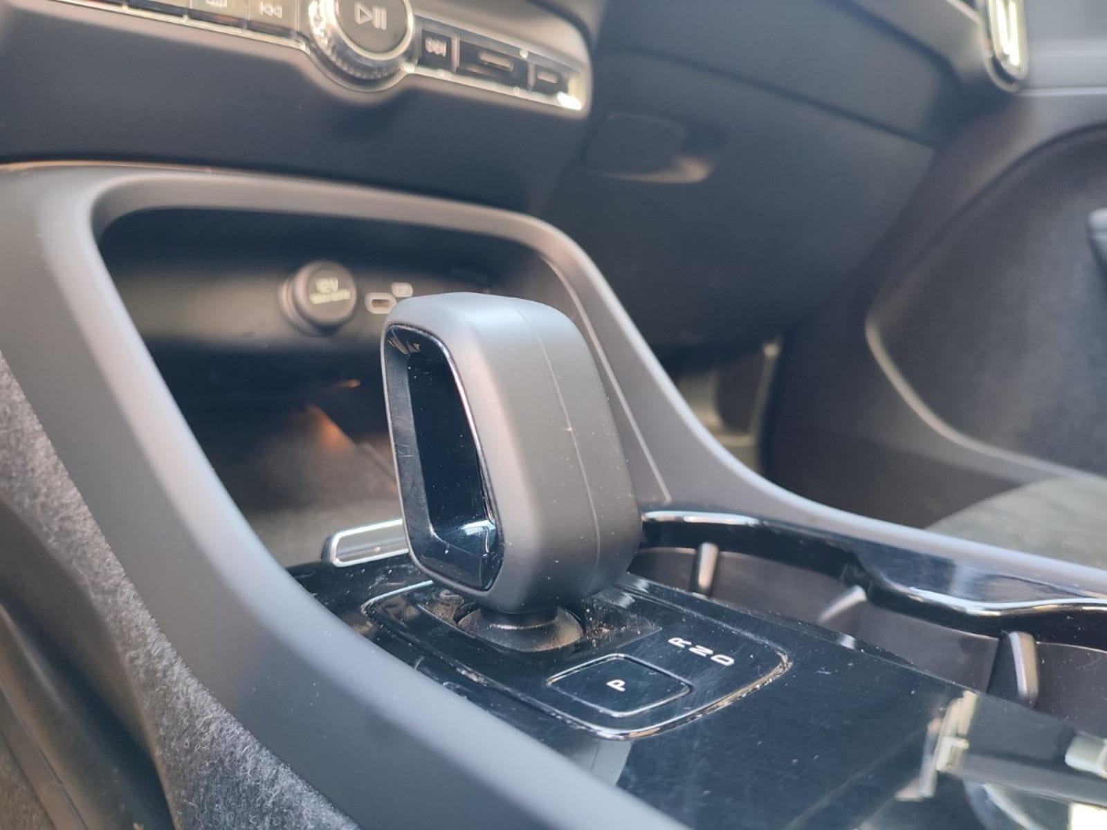 VOLVO EC40 P6 BEV 69 KWH RECHARGE 2025 - Imagen 13 de 17