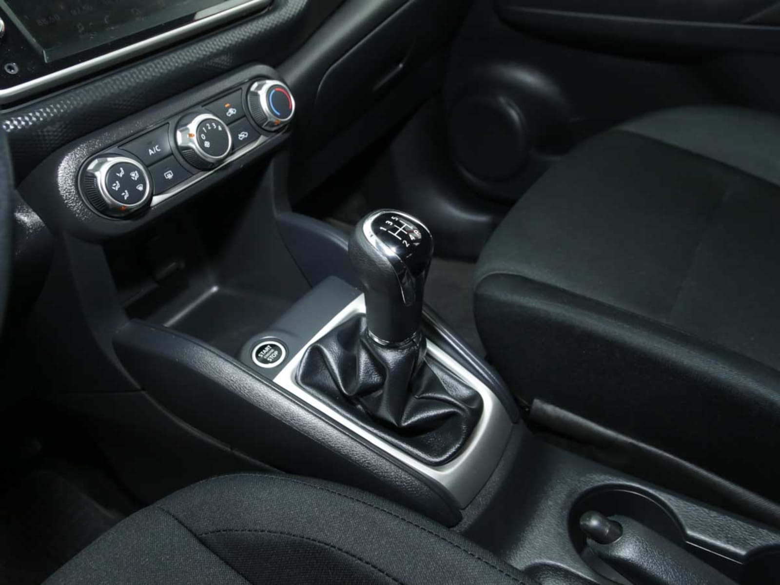 NISSAN KICKS 1.6 2025 - Imagen 9 de 13
