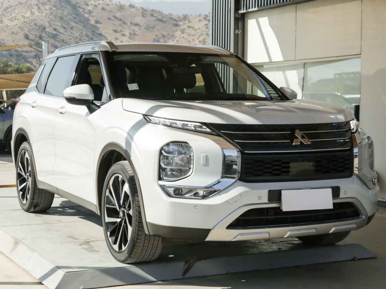 MITSUBISHI NEW OUTLANDER GLS 2023 - Imagen 3 de 16