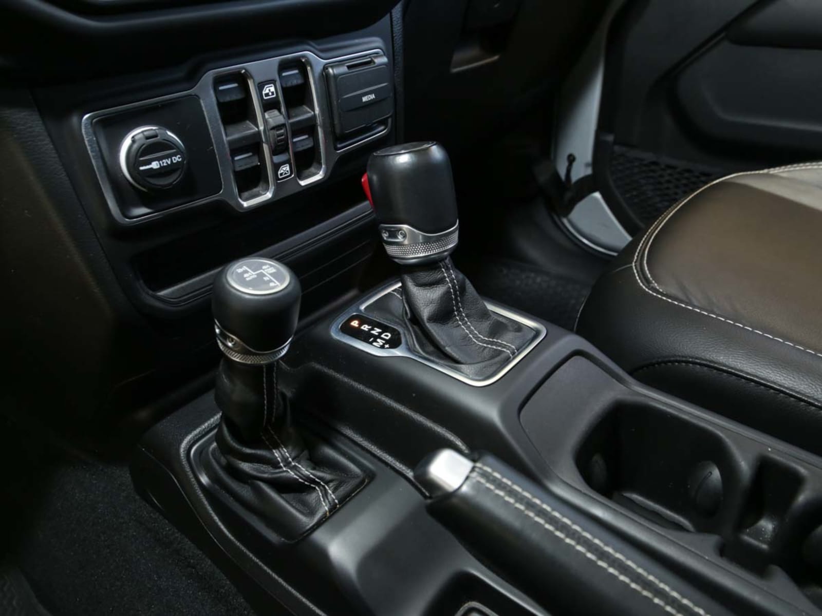 JEEP WRANGLER SAHARA U. 4X4 3.6 AUT 2024 - Imagen 9 de 13