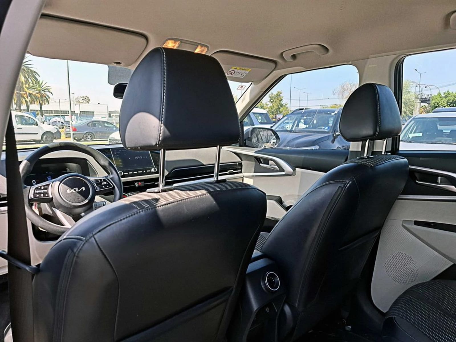 KIA CARENS LX 1.5 2023 - Imagen 9 de 16