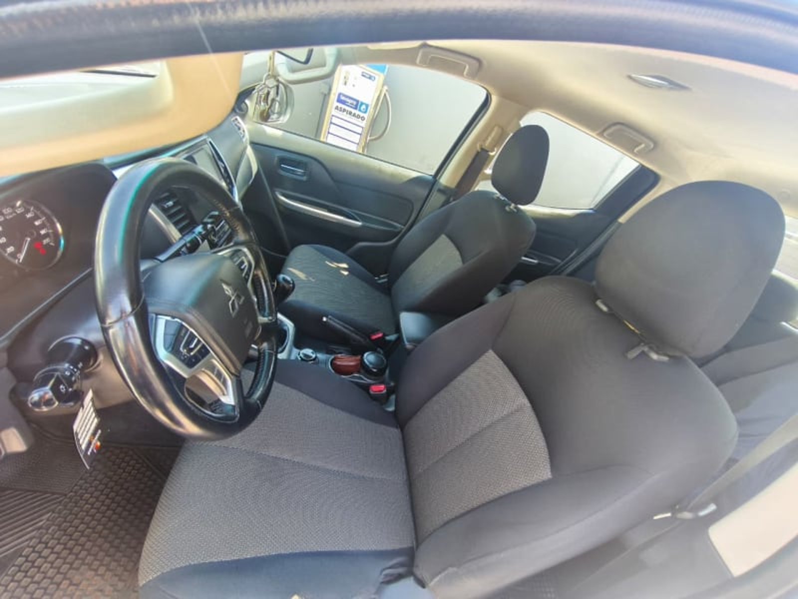 Mitsubishi L-200 2.4 DAKAR CRT MT 4X4 DIESEL 2019 - Imagen 6 de 8