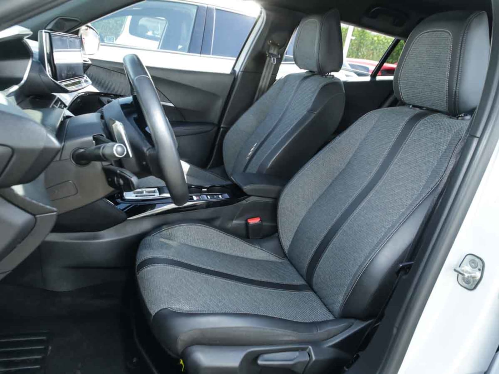 PEUGEOT 2008 MCA ALLURE BLUEHDI 130 EAT8 2024 - Imagen 10 de 13