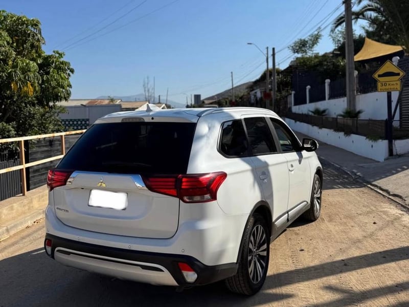 Mitsubishi OUTLANDER 2.0 CVT 2023 - Imagen 3 de 8