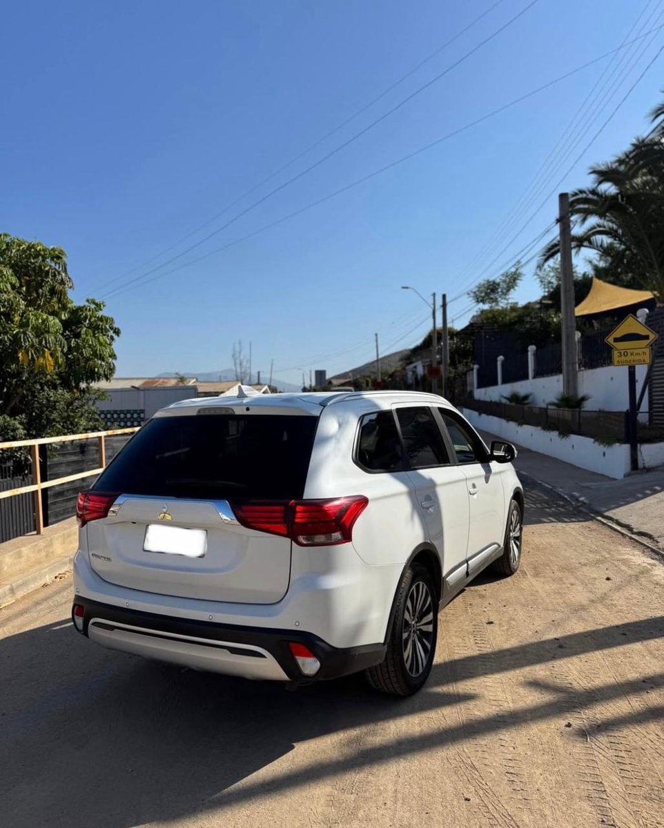 Mitsubishi OUTLANDER 2.0 CVT 2023 - Imagen 3 de 8