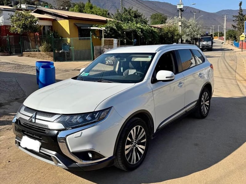 Mitsubishi OUTLANDER 2.0 CVT 2023 - Imagen 4 de 8