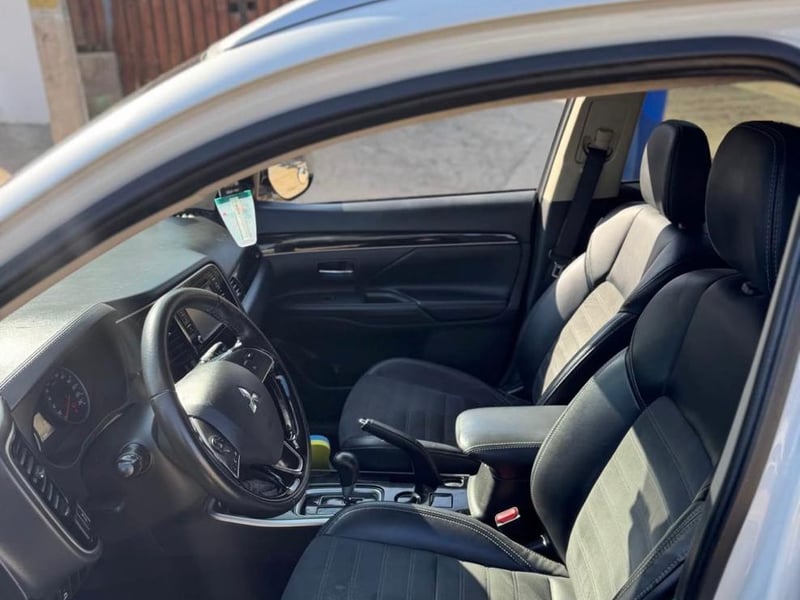 Mitsubishi OUTLANDER 2.0 CVT 2023 - Imagen 5 de 8