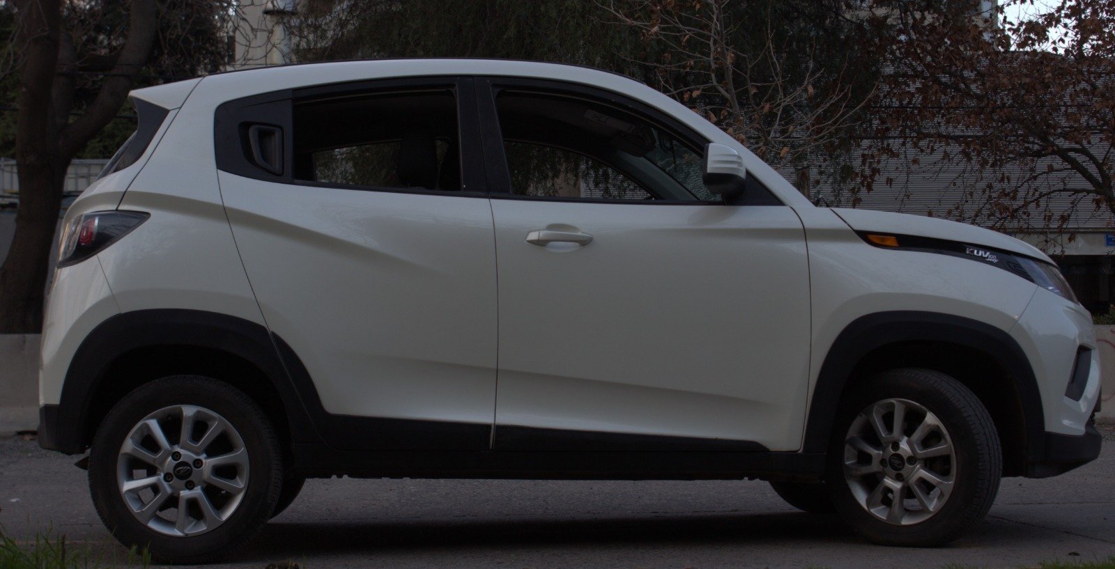 Mahindra KUV100 2019 - Imagen 3 de 8