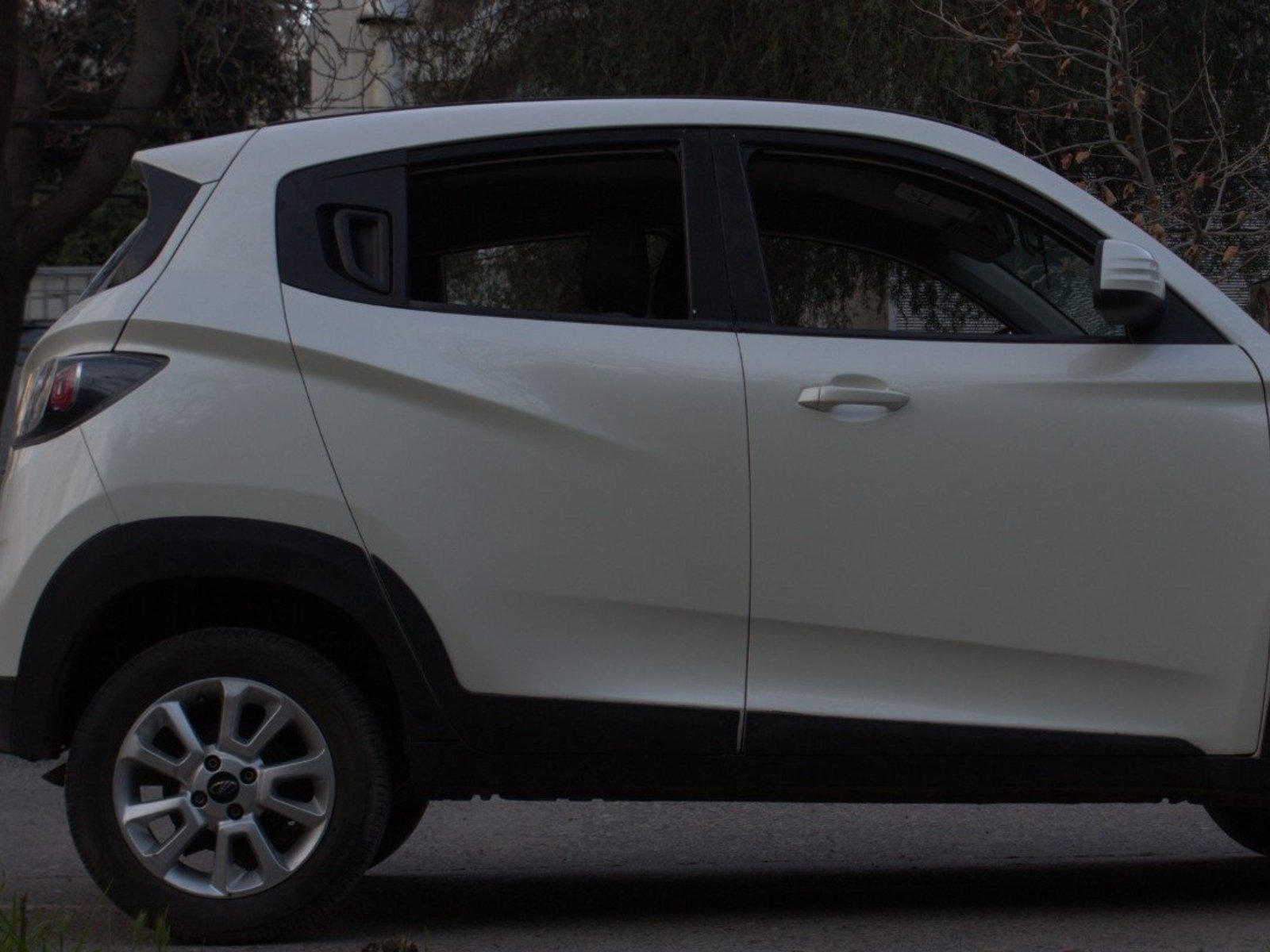 Mahindra KUV100 2019 - Foto 3 de 8