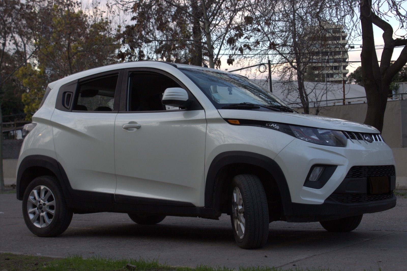 Mahindra KUV100 2019 - Imagen 4 de 8