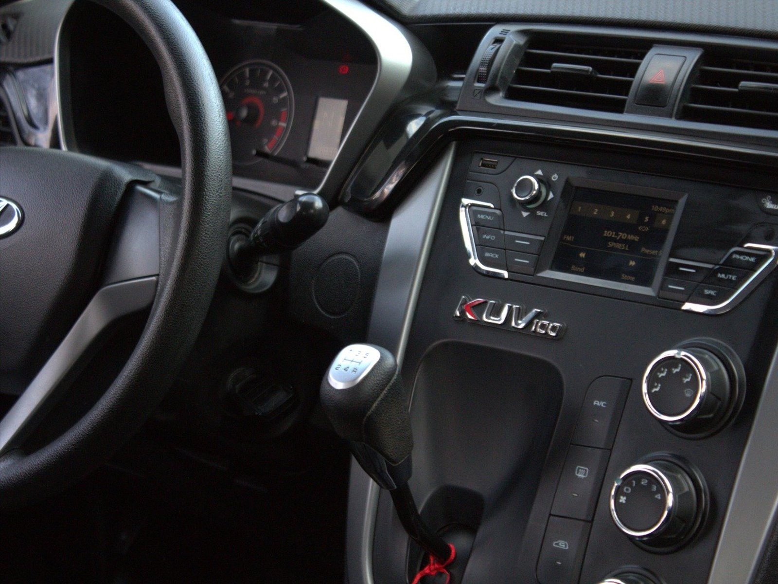 Mahindra KUV100 2019 - Foto 5 de 8