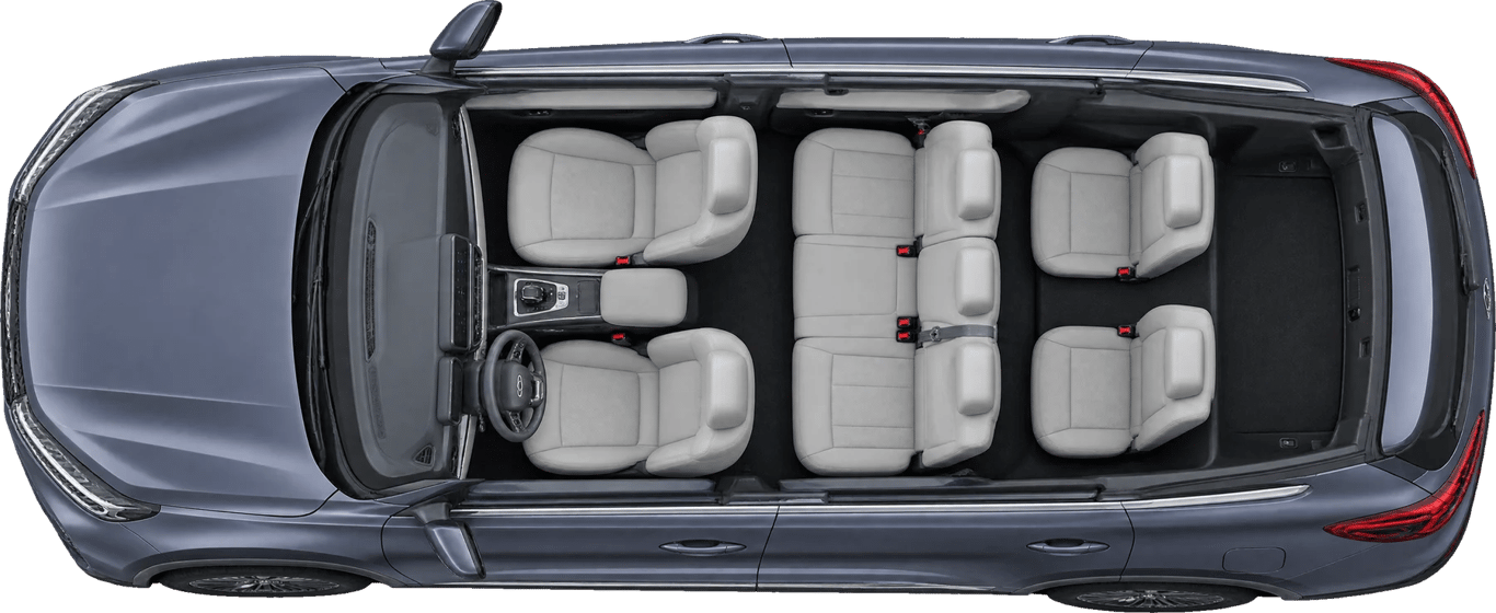 Chery Tiggo 8 visto desde arriba sin techo, con la familia acomodada