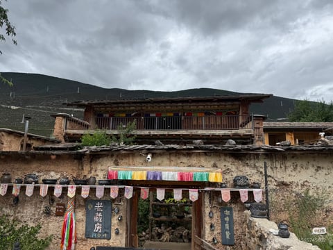 Black pottery experience in Tangdui village and Old Tibetan House Café