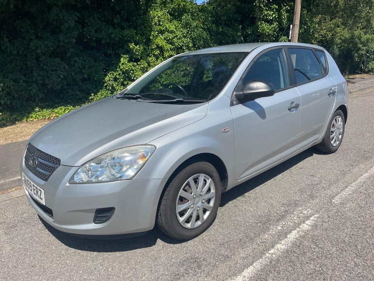 2009 KIA CEED 1.4 S 5DR 2009 65,000 MILES MANUAL VEHICLE PRICE 1,990 MONTHLY PRICE... photo