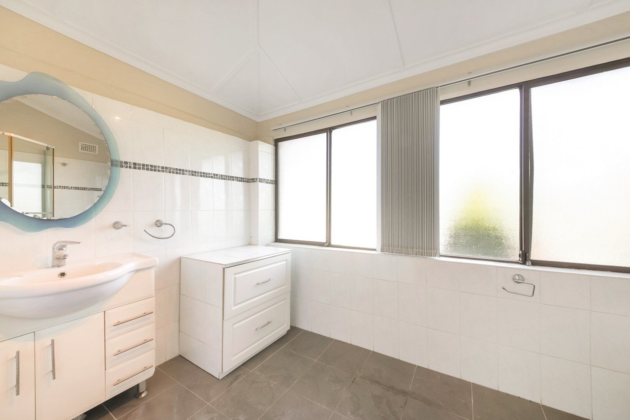 1/2 Napier Street, Mays Hill, NSW 2145 Australia