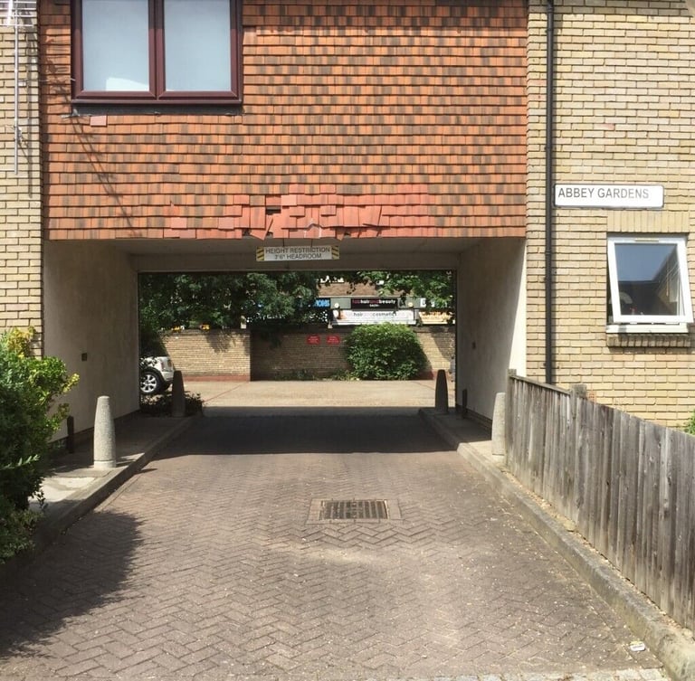 Off-road 24/7 private parking off Southwark Park Rd in ***BERMONDSEY*** (5784) SE16 3RQ