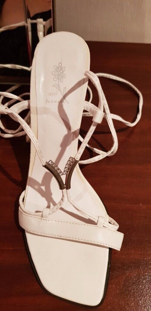 image for NEW - WHITE STILLETOS WITH 11CM HEEL. UK SIZE 5. 