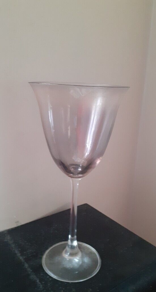  Goblet shaped tinted wine glasses,