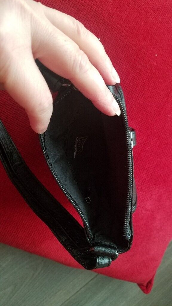 Black wee handbag, new  £2