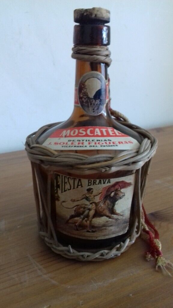 VINTAGE SPANISH MOSCATEL BOTTLE,POURER,DECANTER