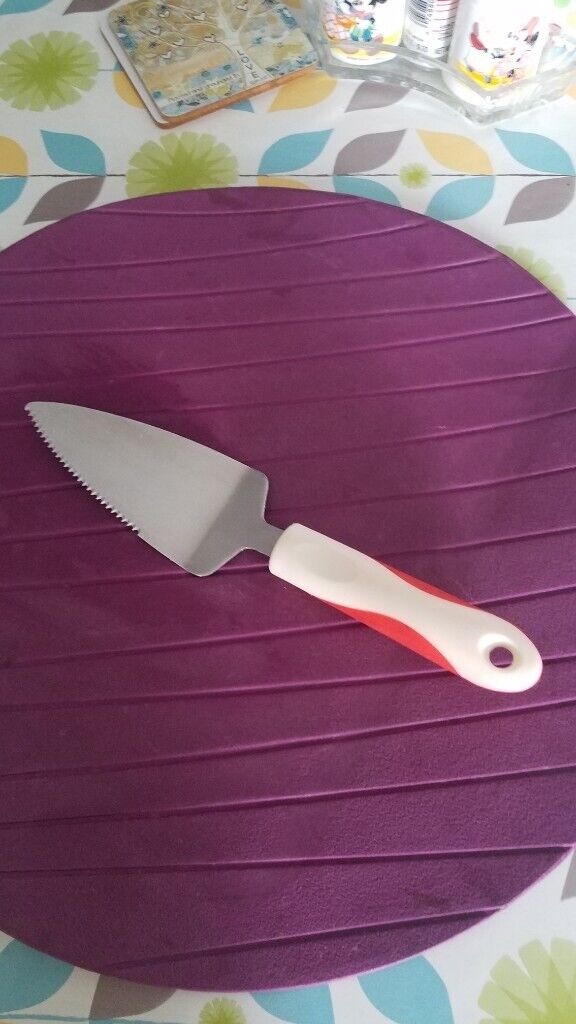 Cake server, excellent condition   £2.5