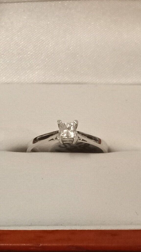 18CT WHITE GOLD AND 0.33CT DIAMOND RING SIZE N