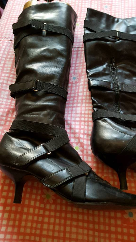 Ladies high goth type knee black boots size 40  (6)