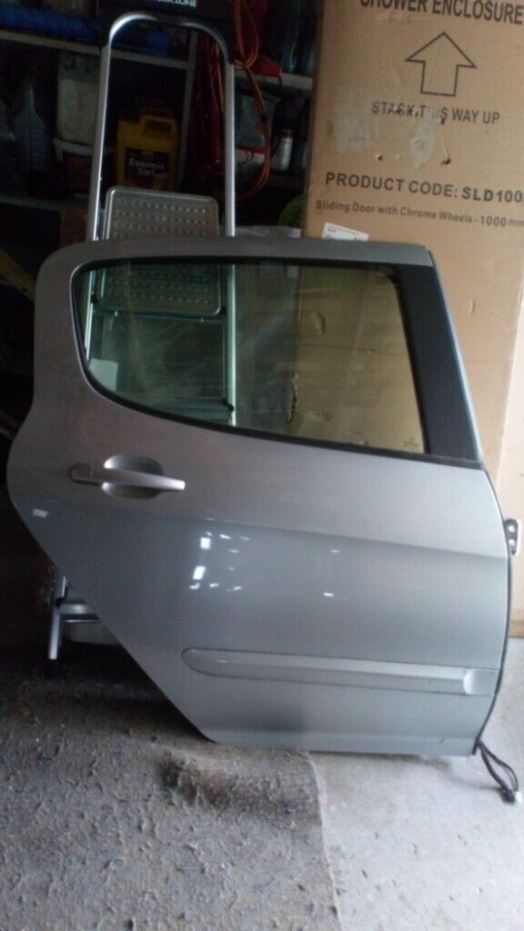 Peugeot 308 driver side rear door with glass etc 