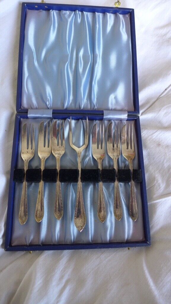 VINTAGE / ANTIQUE 'EPNS' SET OF SIX CAKE / PASTRY FORKS AND SERVER IN ORIGINAL CASE