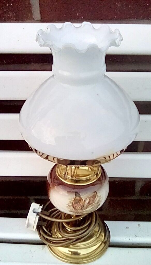 image for BEAUTIFUL BRASS PRETTY  OPALINE GLASS SHADE GAME BIRD TABLE LAMP
