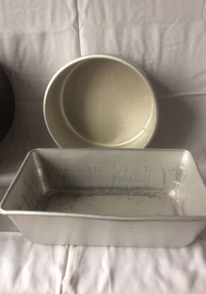 Baking Cake Tins. 2 Round + 2 Rectangular Loaf. Non-stick. Preloved