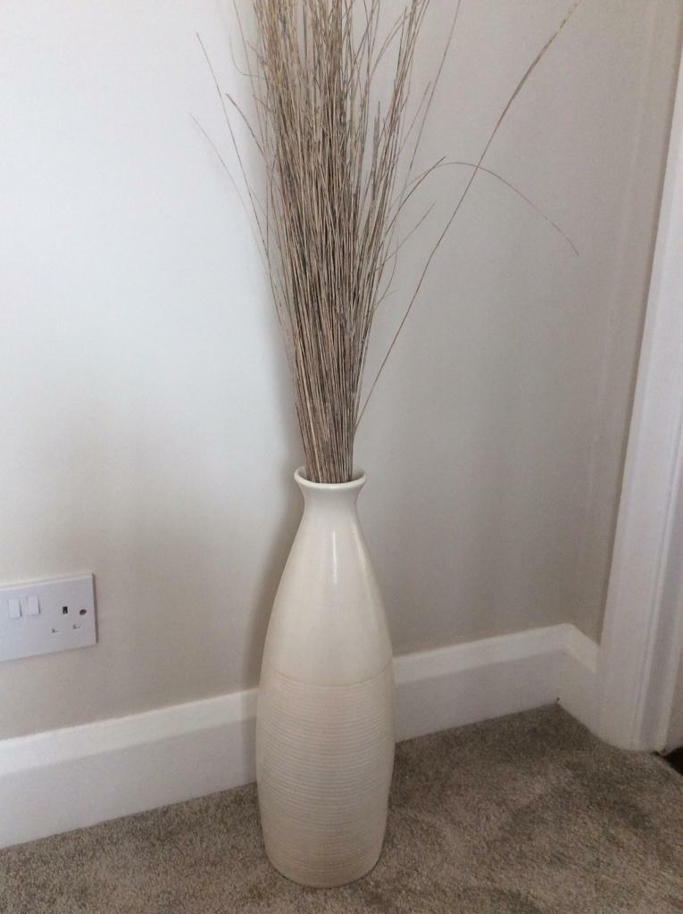 Vase with reeds 