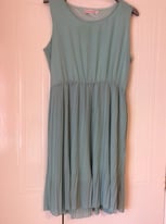 Fabulous Chiffony Dress, with pleated bottom section.size xl
