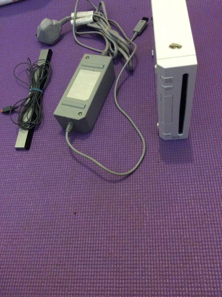 Nintendo wii console with Power adaptor and censor bar only. 