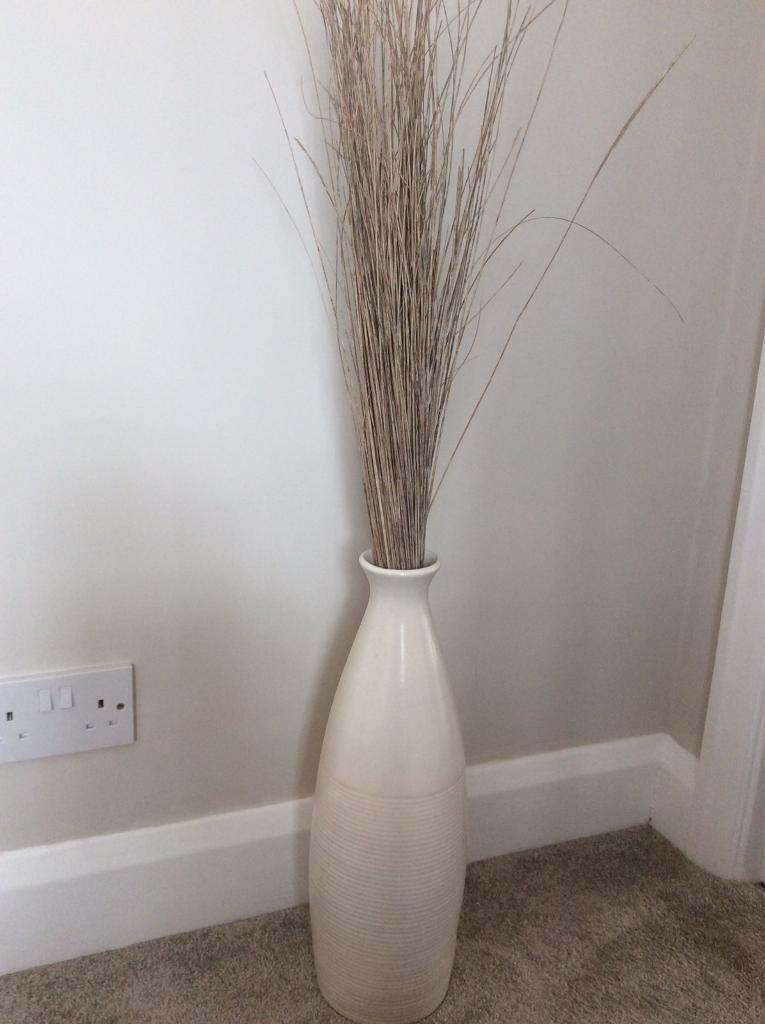 Vase with reeds 