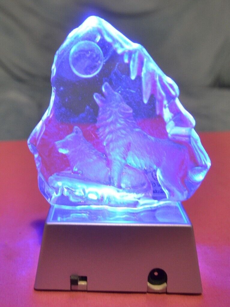 CRYSTAL WOLVES ORNAMENT AND LIGHT STAND