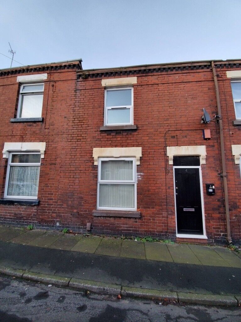 ** LET BY ** **HOUSING BENEFIT AND DSS ACCEPTED** 4 EVANS STREET, BURSLEM, ST6 4HP