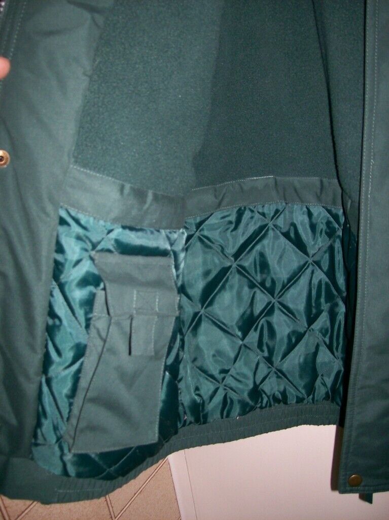 Bottle Green Short Jacket with minor Navy Blue trim (Unused) Size 38/40 RefC151/2 C151/2